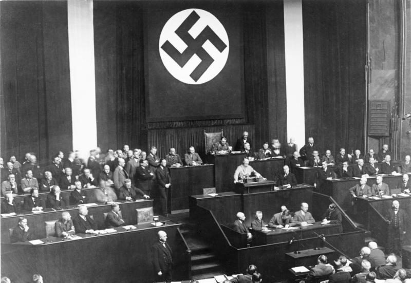 Hitler s’adressant au Reichstag (Kroll-Oper). C’est devant cette enceinte que, le 23 mars 1933, à l’occasion du vote des pleins pouvoirs, il désigne 
