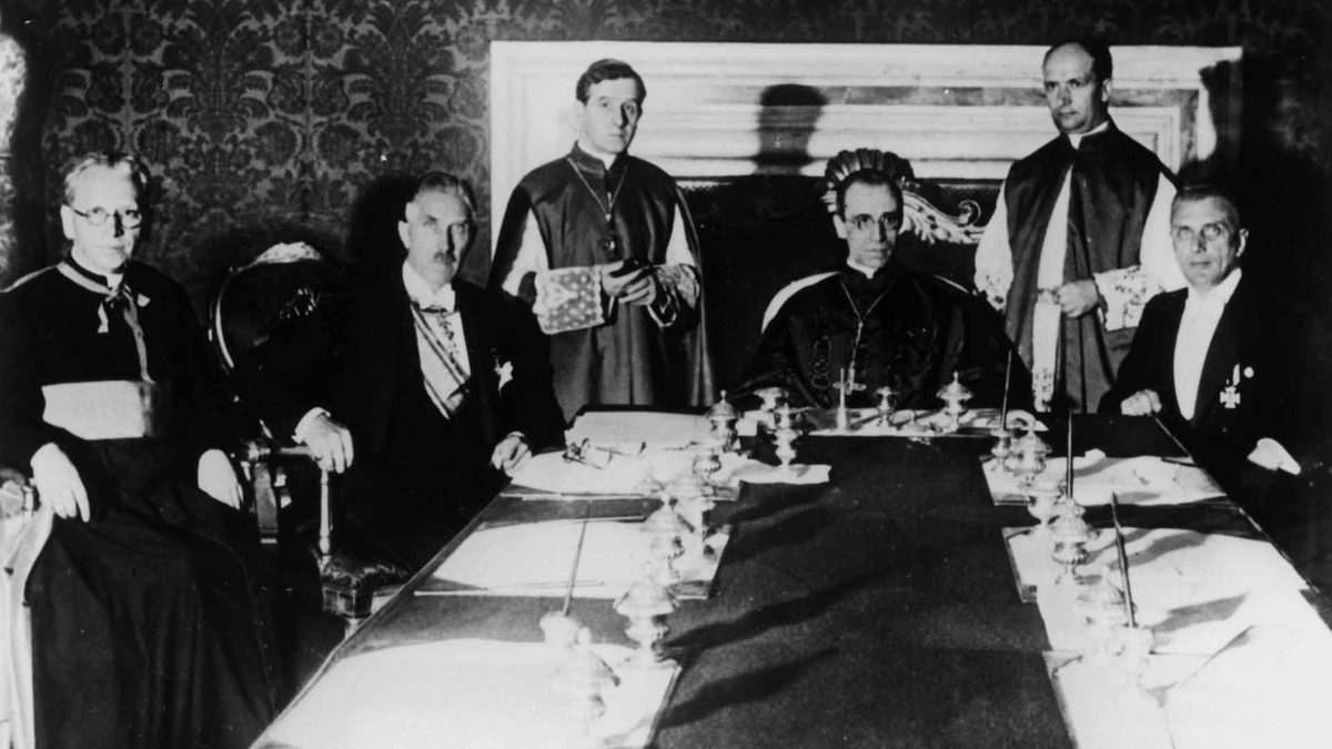 Signature du Reichskonkordat, Rome, 20 juillet 1933. Le cardinal Pacelli (futur Pie XII) au centre ; à sa droite, le vice-chancelier von Papen. Premier grand traité internat