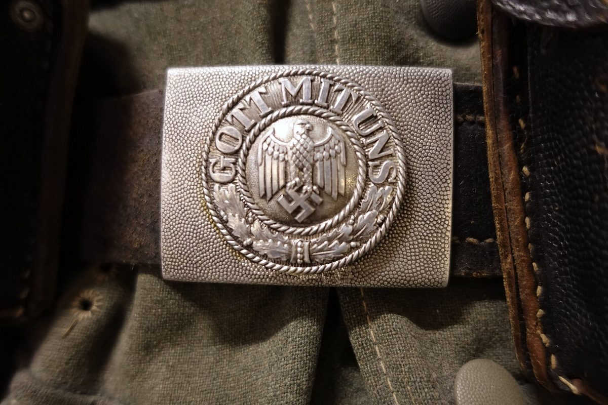Boucle de ceinturon réglementaire de la Wehrmacht : l’aigle, et autour, la devise Gott mit uns — 