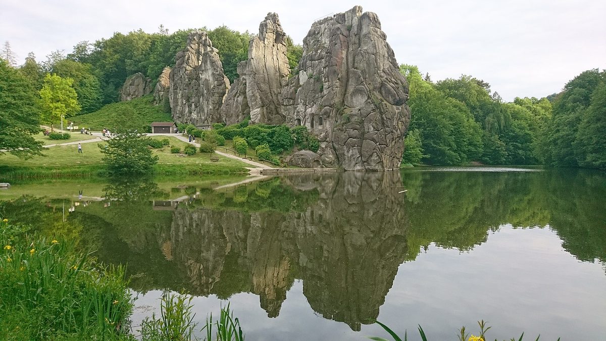 Les Externsteine, en Westphalie. Himmler y voyait un sanctuaire germanique antique et y fit conduire des fouilles ; les archéologues professionnels du Reich établirent dès 1936 qu’aucun templ