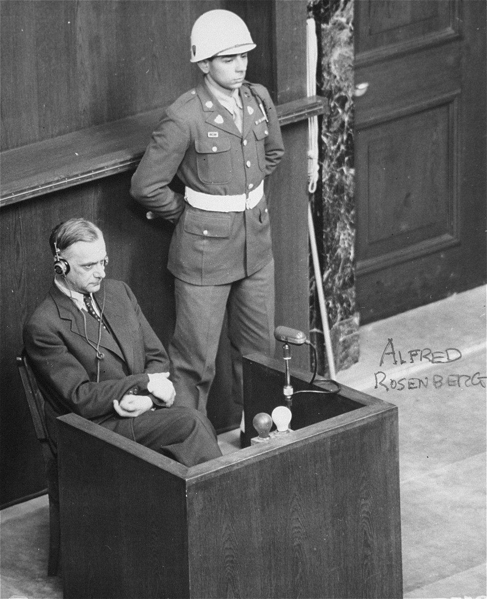 Alfred Rosenberg, auteur du Mythus des 20. Jahrhunderts (ici au procès de Nuremberg, 1946). Son livre, vendu à près d’un million d’exemplaires, était notoirement illisible et non lu ; mis à l
