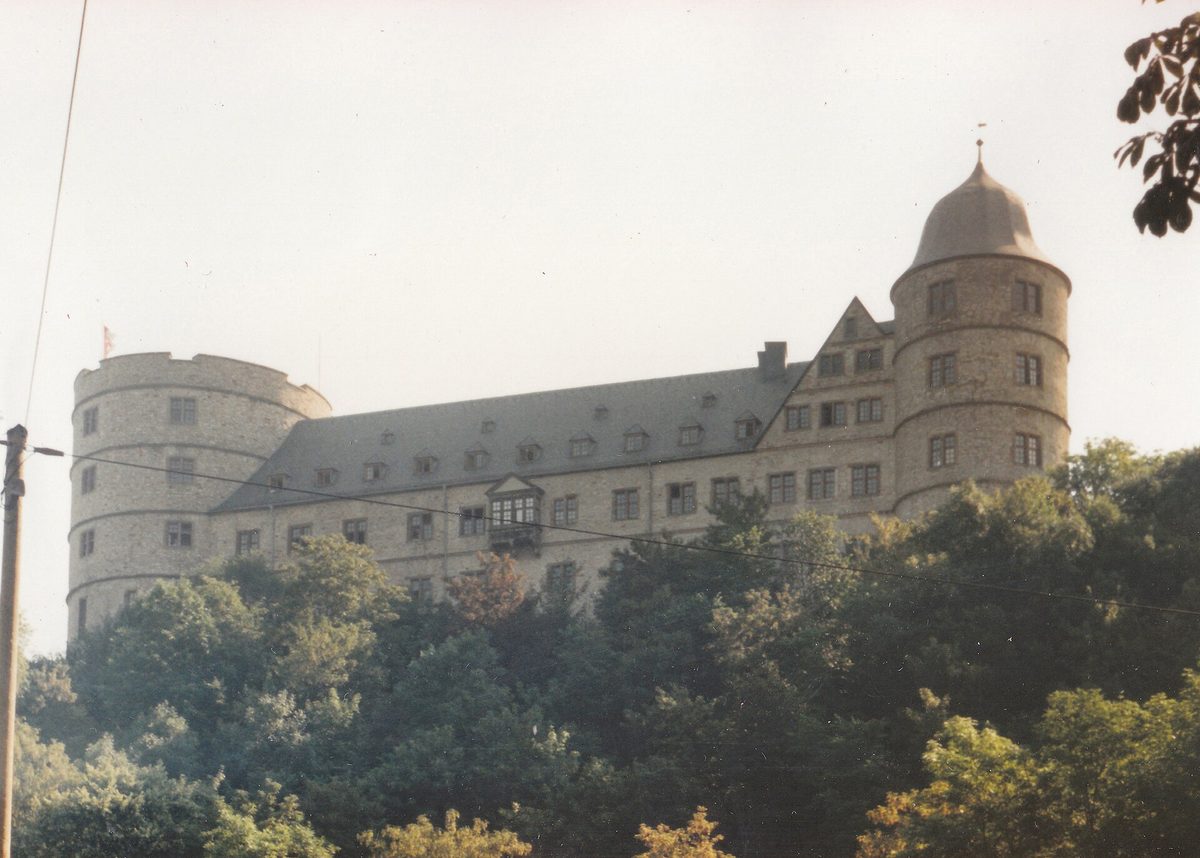 Le château de Wewelsburg (pays de Paderborn). Loué par Himmler en 1934, jamais achevé, ses aménagements arrêtés en 1943, incendié sur son ordre en mars 1945. Le 