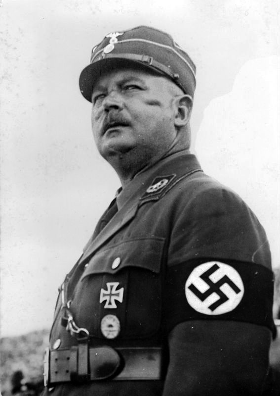 Ernst Röhm, Stabschef de la SA. Homosexuel notoire et seul compagnon que Hitler tutoyât, il fut abattu sur ordre du Führer dans la nuit du 30 juin – 1er juillet 193