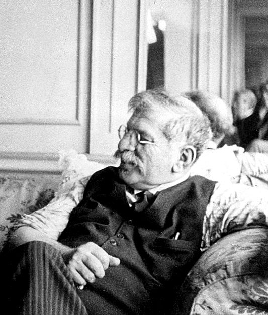 Magnus Hirschfeld (1868–1935), médecin berlinois, juif, social-démocrate et homosexuel, fondateur en 1897 du premier mouvement homophile organisé au monde et, en 1919, de l’Institut für Sexualwissensc