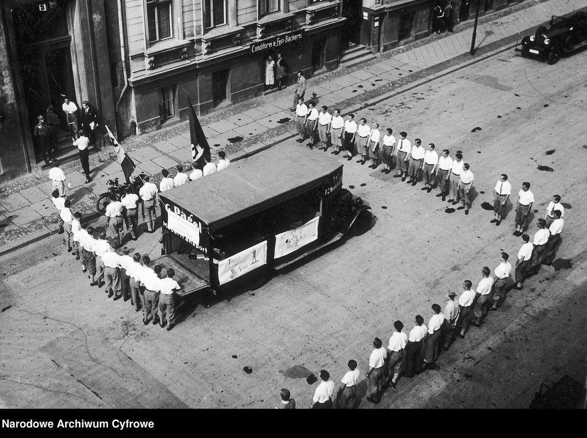 Berlin, 6 mai 1933 : les étudiants de la Deutsche Studentenschaft, encadrés par la SA, alignés devant l’Institut für Sexualwissenschaft qu’ils viennent de saccager, chargent sur un c