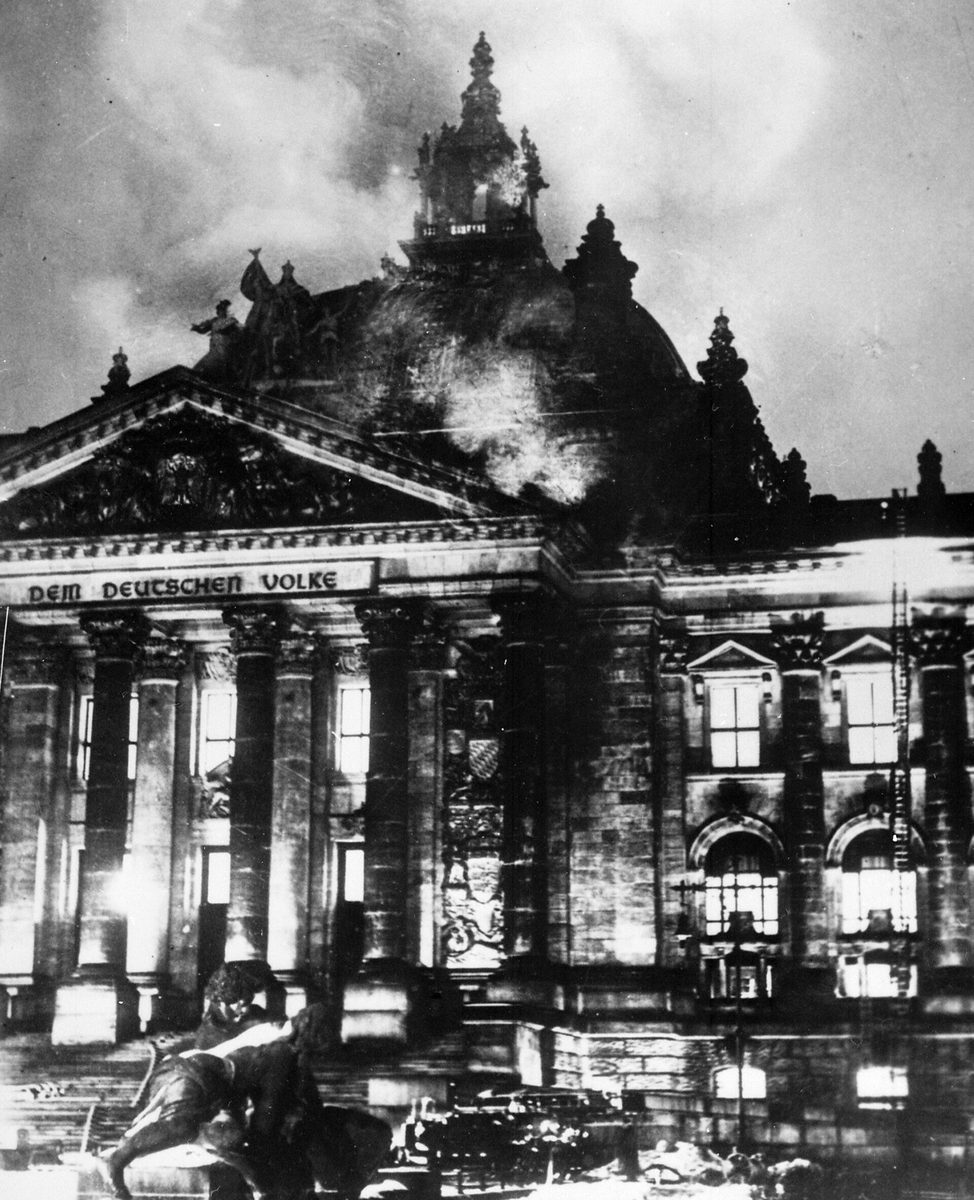 L’incendie du Reichstag, 27 février 1933. Œuvre du seul Marinus van der Lubbe, comme l’établira l’enquête de Fritz Tobias en 1962, l’événement fut attribué par le Braunbuch à une 