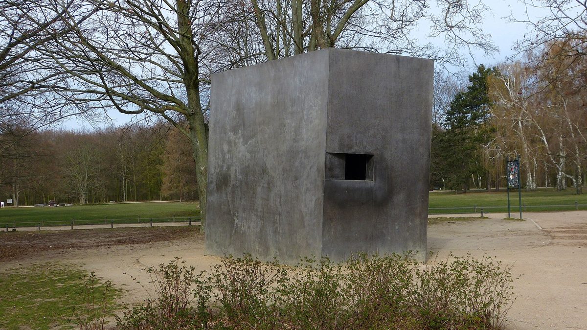 Berlin, mémorial aux homosexuels persécutés sous le national-socialisme (inauguré en 2008). Les hommes au triangle rose furent traqués par le régime, méprisés à la Libération, renvoyés en prison par u